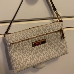 Vanilla Michael Kors Wristlet 🤍